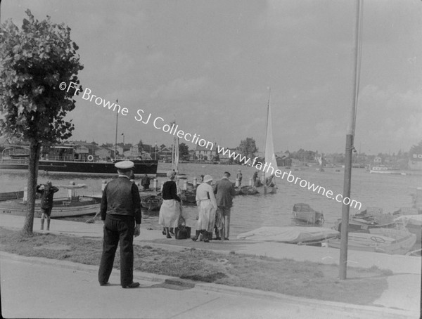 SPECTATORS & YACHT RIVER WAVENEY